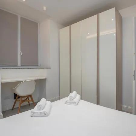 Apartamento Xenia - Spacious Three-room In Moscova Area Milão