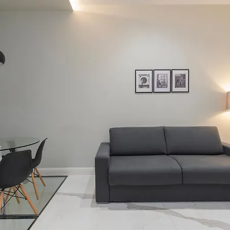Xenia - Spacious Three-room In Moscova Area Milão